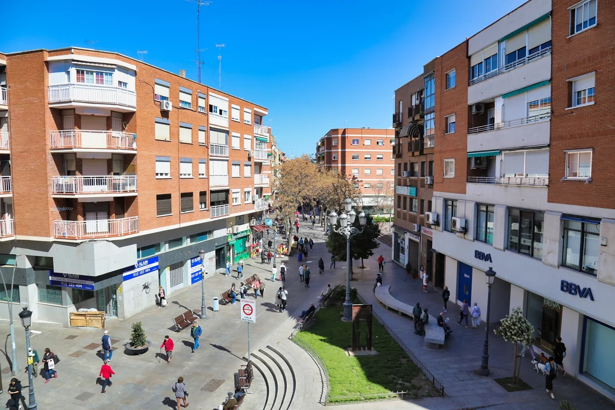 Calle Mayor de Alcorcón, sede de Gestoría Blanco